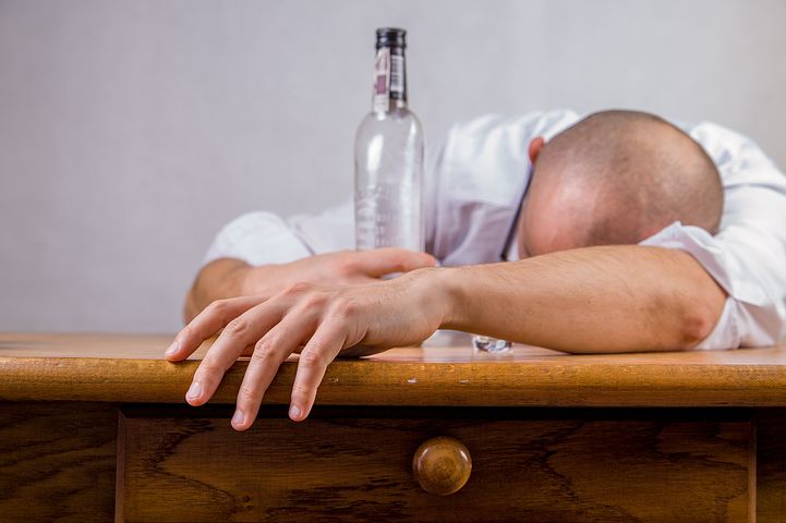 Kuracja dla alkoholików – ile trwa efektywne kurowanie?